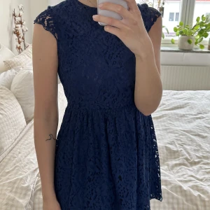 Klänning - Blå spetsklänning.