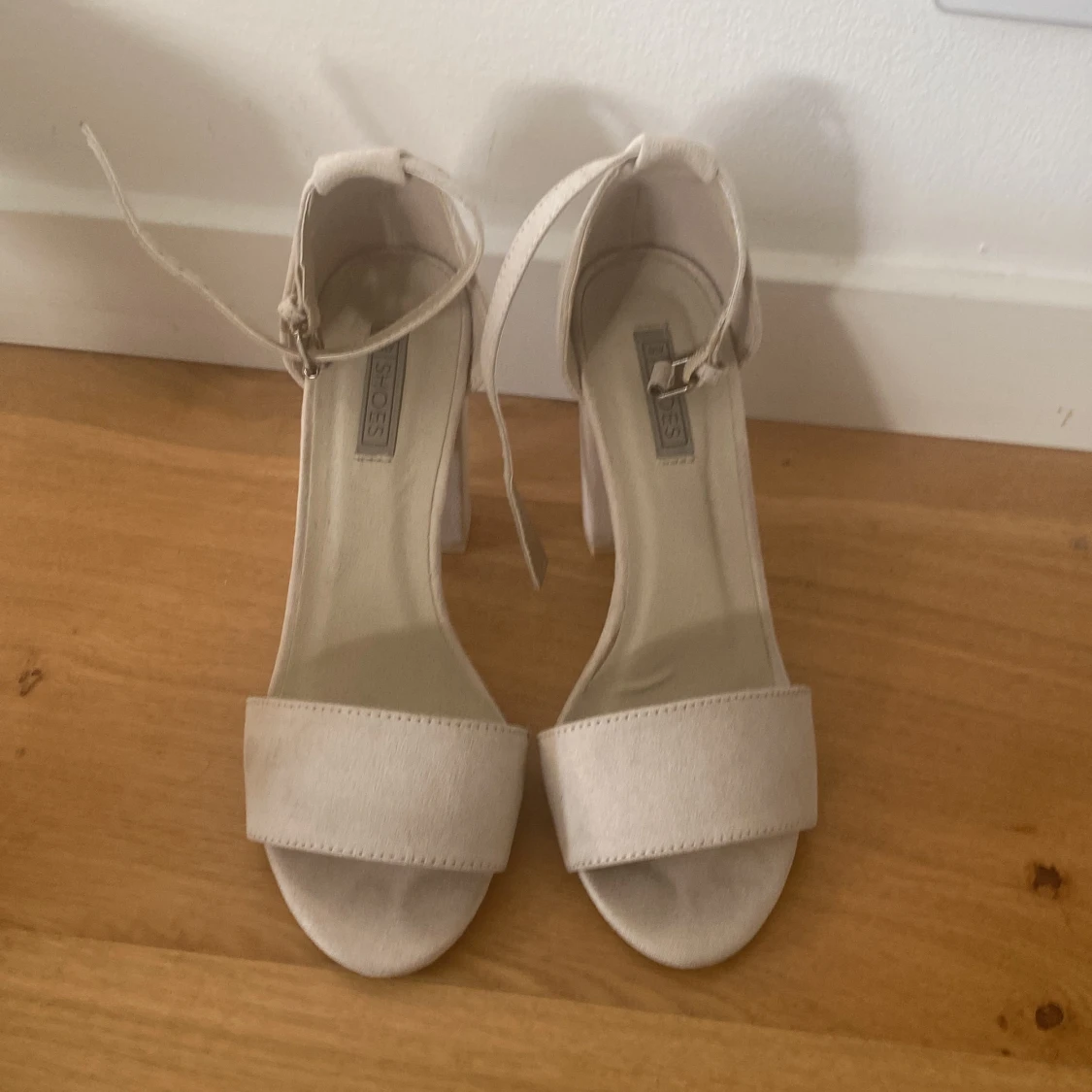 Vit/beige klackar  - 90