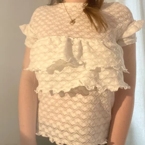 Söt topp - Säljer denna söta toppen i storlek S kan även passa M med volang detaljer. Tunn i materialet så perfekt till sommar. 200kr och köpaaren står för frakten 💕 