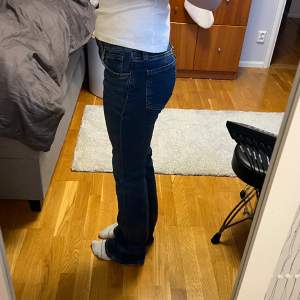Supersnygga trendiga zara lowaist bootcut jeans i superbra skick, knappt använda. Passar utan problem både strl 36/S och 38/M. Säljs inte längre. Lite långa på mig som är 165 cm och väldigt stretchiga. 💘