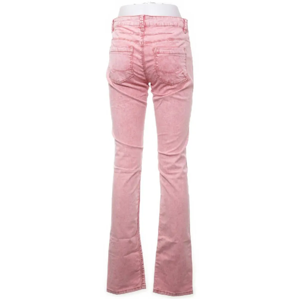 As snygga rosa jeans, klippt slits i de för att de skulle bli mer bootcut❣️ . Jeans & Byxor.