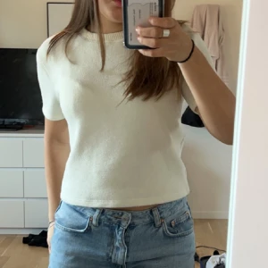 Tshirt - Säljer en croppad cremevit ”stickad” tshirt ifrån Zara. Storlek Xs! Skriv för fler bilder💗 