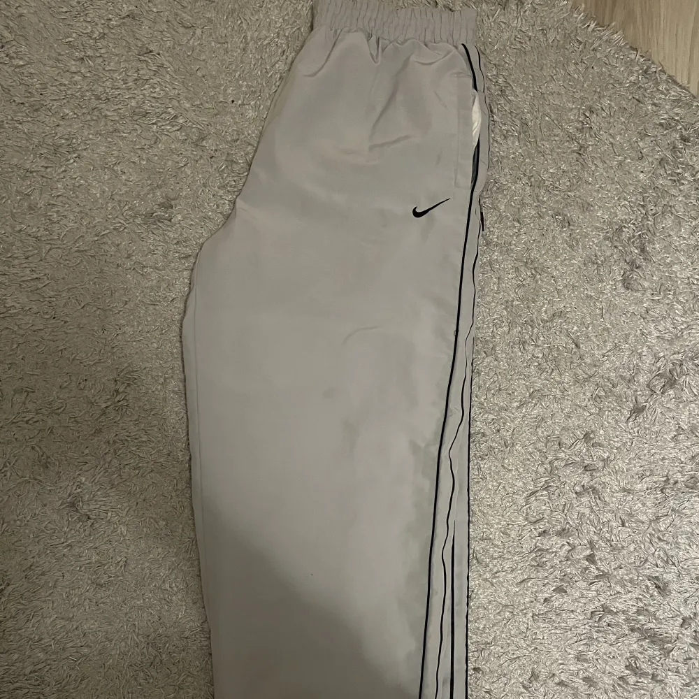 Gråa Nike trackpants i storlek XL Bra skick . Jeans & Byxor.