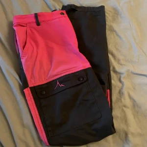 Friluftsbyxor - Friluftsbyxor i rosa/svart i fint skick i storlek 40. Pris kan diskuteras 
