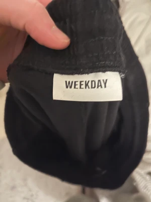 Svarta striped mjukisbyxor från weekday - Mjukisbyxor från weekday. Bra skick.  storlek M 