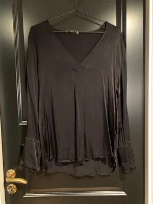 Svart sidenblus - Svart v-ringad blus i siden från Ellos storlek 42, mycket bra skick