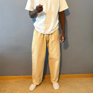 Beige jeans - Beige Jeans  Waist: 45cm Outseam: 100cm Leg-opening: 22cm  Feel free to ask any questions Price is negotiable but please be resonable