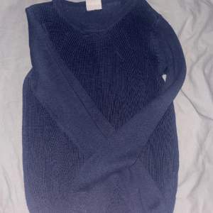 Stickad tröja från Vero Moda som är oanvänd i storlek S.