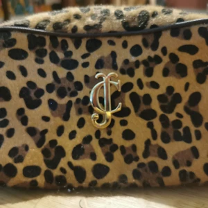 JUICY COUTURE handväska  - En Juicy Cotuer I bra skick endast använt ett fåtal gånger säljes i bif skick. 