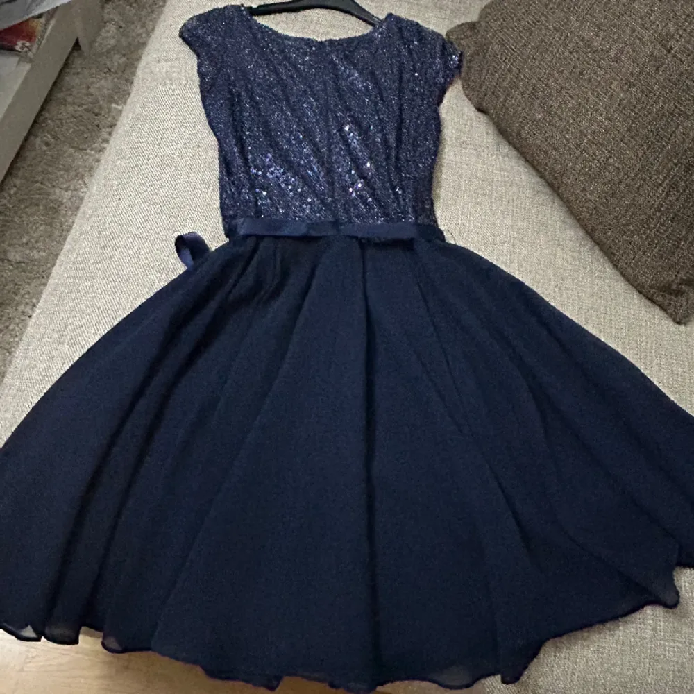  Mörkblå klänning. Jätte bekväm, Bra kvalitet har använts 1 gånge så den är väldigt ny. Ungefär 160-170 cm. Klänningar.