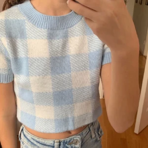 T-shirt  - En gullig vit och blå rutig t- shirt. Är i fint skick och har bara används några fåtal gånger💓 Pris kan duskuteras.