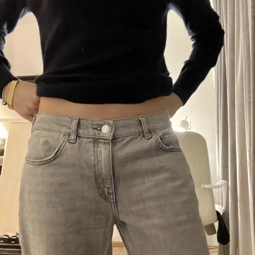 Super coola baggy jeans med låg midja. Använda runt 10 gånger och säljer därav att de inte kommer till användning längre 💗 Jeansen är storlek 36 eller 38 och sitter lösa på mig. Brukar ha storlek 34 eller 36. Jeans & Byxor.