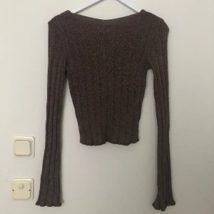 Glittertopp - Långärmad glittertopp i guld/koppar. Aldrig använd så i nyskick! Stl xs men passar även s