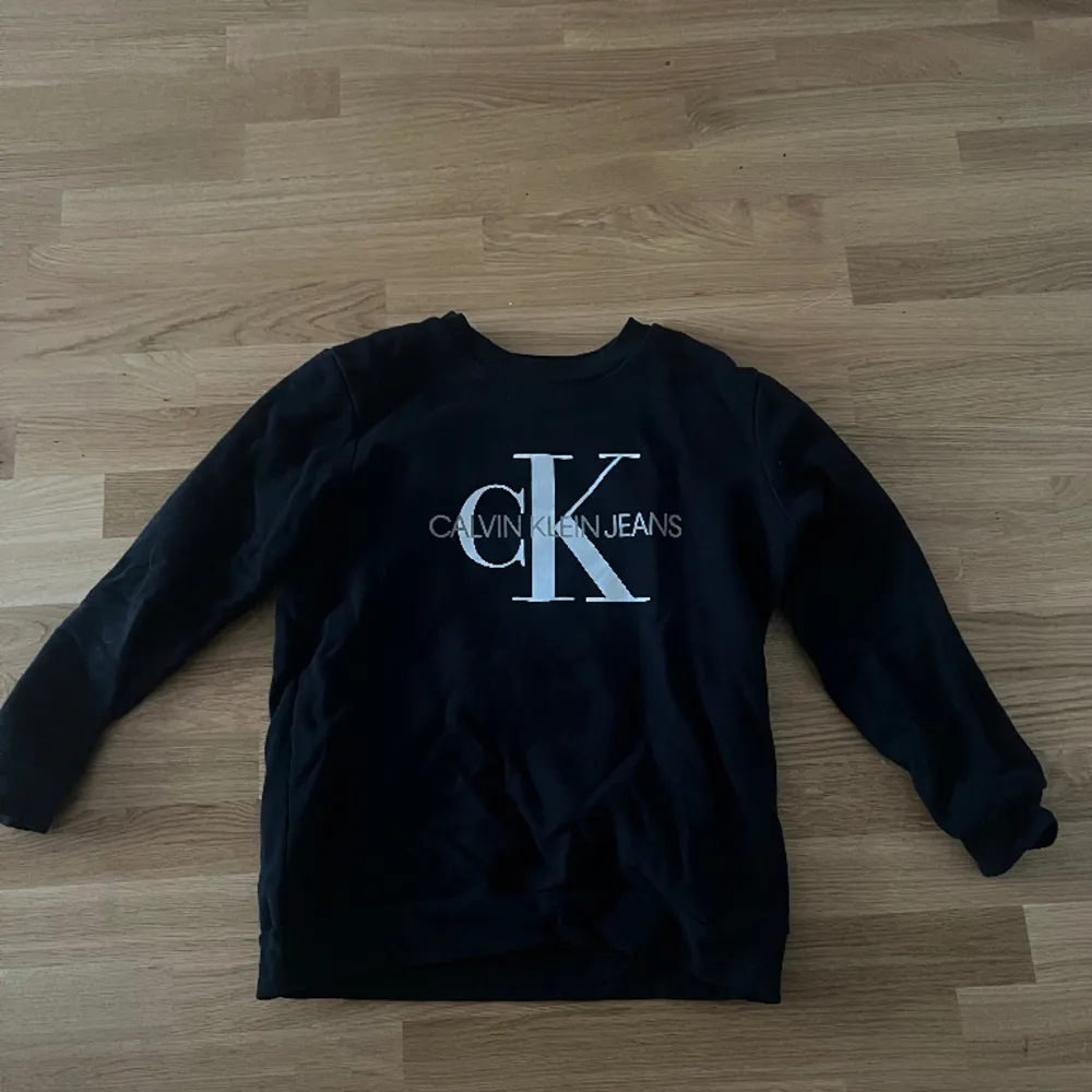 Snygg Calvin Klein sweatshirt som inte kommer till användning. Har haft tröjan i typ 10 månader och endast använt den några få gånger. Så den är inprincip i nyskick. Nypris 1199 kr, köpt på design only. . Tröjor & Koftor.