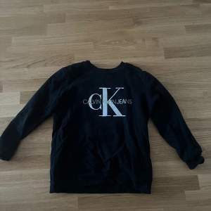 Snygg Calvin Klein sweatshirt som inte kommer till användning. Har haft tröjan i typ 10 månader och endast använt den några få gånger. Så den är inprincip i nyskick. Nypris 1199 kr, köpt på design only. 