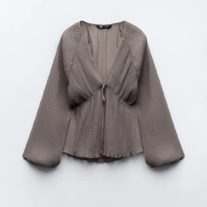 Snygg långärmad  - Säljer denna jätte söta gulliga tröjan som är ifrån zara. Helt ny och oanvänd endast testad❤️