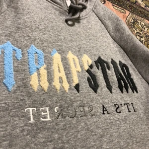 🩵🤍🖤ÄKTA Chenille decoded Trapstar London tracksuit gray two piece hoodie set🩵🤍🖤 - trapstar tracksuit M ❤️‍🔥rekommenderas till vintern 🥶 väldigt skönt material innot i 🥰köpt i London 1 år sedan för $3499❤️säljer för 1900kr💖eftersom byxorna har en liten fläck, men går att få bort!💜herr modell😉⚠️säljes pga används inte⚠️❤️kontakta för mer info❣️❣️