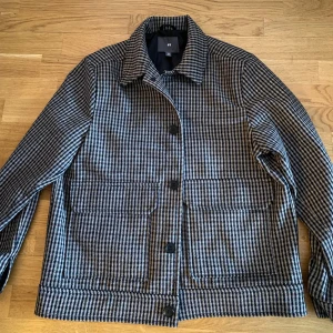 Overshirt - Mycket snygg, retro stukad overshirt som trendar. Inga täcken på användning och mycket bra material. Hör av dig vid frågor!