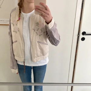 Jacka - En beige jacka från Odd Molly med väldigt fina detaljer på armar och rygg. Bra skick men det är lite smuts på slutet av ärmarna (skriv för bild) 