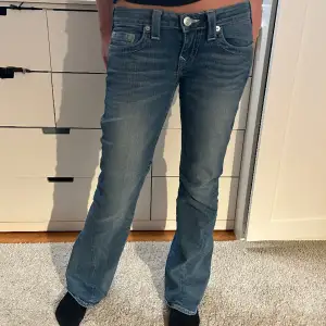 Snygga jeans från true religon i storlek 28 innebenlängd: 81. Bra skick.