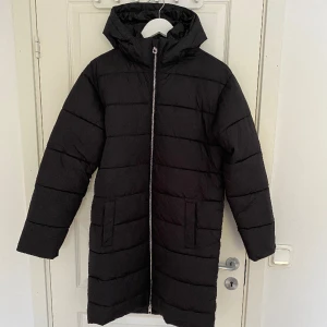 Varm vinterjacka - En varm lång vinterjacka från Kappahl. Använd Max 2 gånger förra året. Super skön och passar för mig som är 178 cm lång och har storlek S i kläder💕
