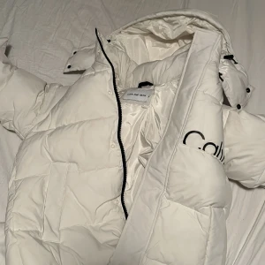 Calvin Klein vinterjacka - Helt oanvänd Calvin Klein jacka storlek M nypris ca 2000 Säljes då den va för liten 