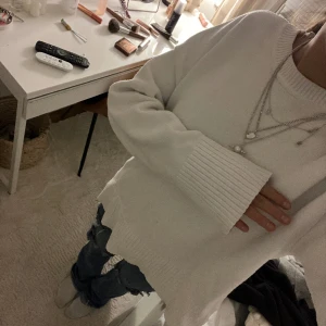 Stickad tröja från zara - Jätte snygg stickad tröja från zara, den är lite nopprig på ett ställe det är typ mörka noppror (kom privat för bild)❤️