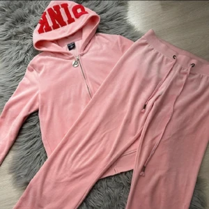 Rosa pyjamassätt från victoria secret! - Bara använd en gång och i super bra skick! Inga hål eller fläckar. Storlek 36/S med 38cm i midjan och bra längd på mig som är 164. Super mysigt rosa matrial med röda detaljer! Orginalpris 900kr. Säljer på grund av att jag köppte fel storlek.