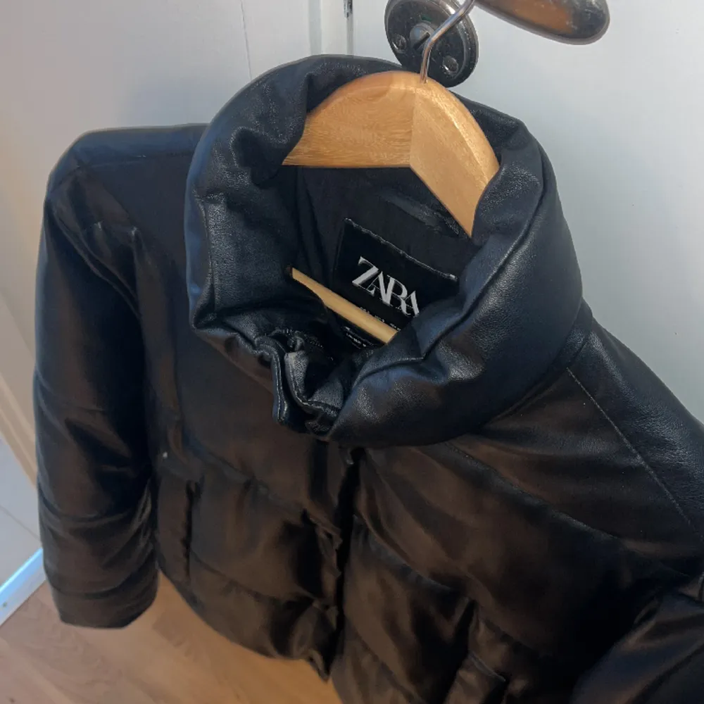 Puffer/läder jacka från Zara som inte kommer till användning längre🫶oversize fit. Jackor.