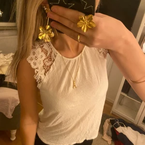 Topp med spetsdetalj - Såå söt topp med spetsärmar💕💕Inga defekter!