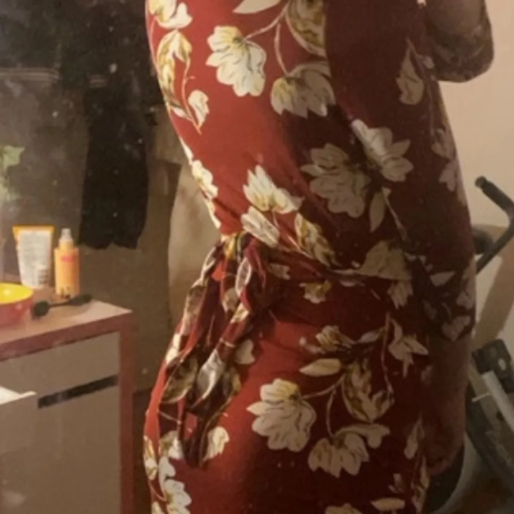 Väldigt skön röd klänning med blommor använd två gånger + på bilden storlek s? Men väldigt strechiga har samt ett band som man kan knyta lite hur man vill. Klänningar.