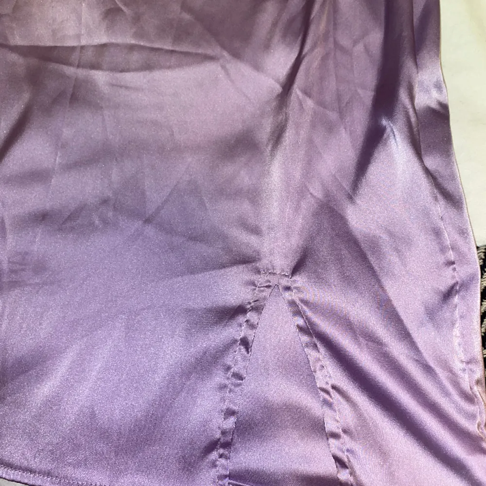 Säljer en Lila sammets liknande klänning. Är köpt från SHEIN och aldrig använd.  I storlek S. OBS: köparen står för frakten. (Annonsen finns ute på fler sidor). Klänningar.