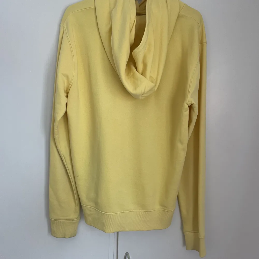 Gant hoodie storlek 176 cm, gul, fint skick, använd fåtal gånger. Hoodies.