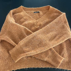 Stickad tröja. - Orange stickad tröja. Sticks inte. Stolek L. Bra skick. Köparen står för frakten.