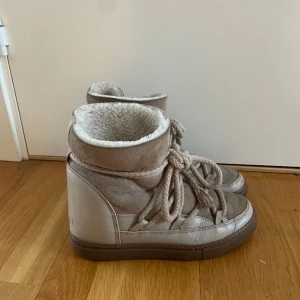 Inuikii - Jag säljer mina väl använda inuikiis! Jag har anvönt dem i ca 1,5 vinter och har nu köpt nya skor, så väljer att sälja dessa!💓💓Dem är i helt okej skick därav priset💕