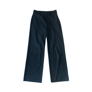 Svarta kostymbyxor  - Mina favorit kostymbyxor från lindex har tyvärr blivit för små. De är höga i midjan och vida i benen. Har tagit ner benen och skulle behöva strykas där nere, annars helt fläckfria. Hör av dig🥸