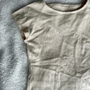 Stickad tröja - SÅ MYSIG STICKAD BEIGE TRÖJA!  Från design by si🤍