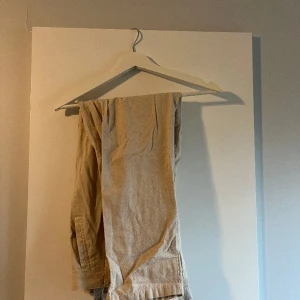 Oanvända Zara Linnebyxor - Helt oanvända linnebyxor med allt kvar, skit najs men min kille köpte två olika. Fynda medan det är vinter 🙏🙏