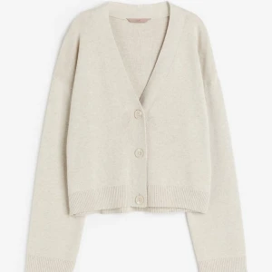 Finstickad kofta - Söt stickad kofta från hm, bara använd ett par gånger! Jättefin färg, säljer matchande byxor till! Nypris 299kr ☀️