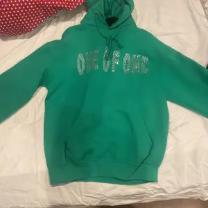 Säljer min one of one hoodie då jag inte använder ddn