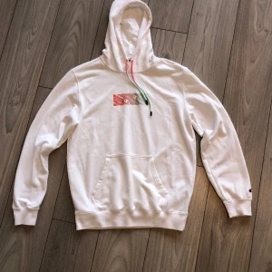 Champion Hoodie - Tjena mittbena! Säljer denna helt oanvända Champion tröjan i helt perfekt skick, aldrig använd!😎Frågor? Kontakta mig bara!