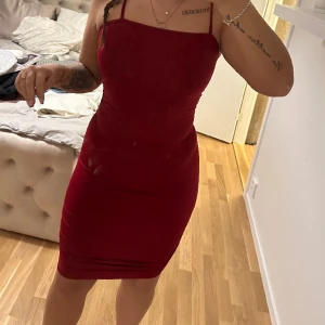 Klänning - Vinröd klänning med öppen rygg