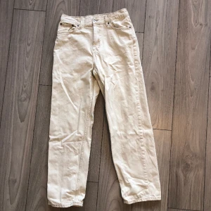 Weekday Galaxy Jeans - Hallå hallå! Säljer mina Weekday jeans i modellen galaxy då de aldrig kommer till användning, i toppenskick😎 Kontakta mig vid frågor och funderingar!