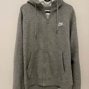 Nike huvtröja - Använd, small men stor i storleken