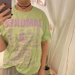 Band T-shirt Ramones  - Asball grön T-shirt  med lila tryck 