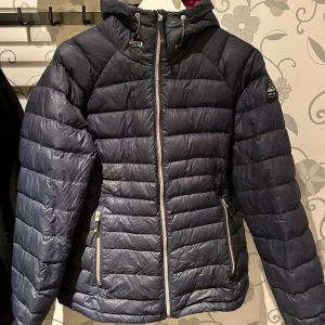 Mörkblå dunjacka - Superfin mörkblå dunjacka från MCkinley!