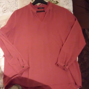 Mörkråsa blus - En mörkråsa blus som e jötte fin o perfekt till sommaren.💞