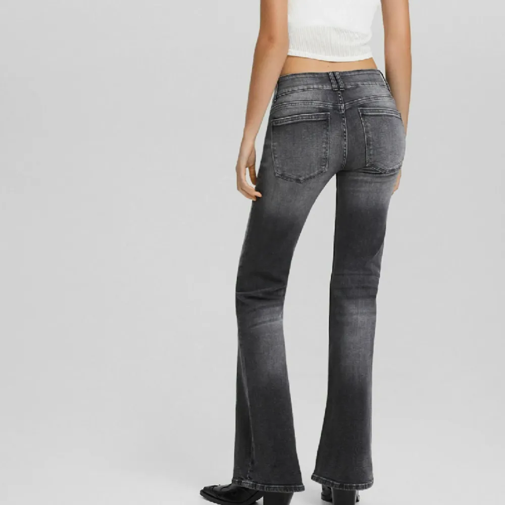Säljer dessa as snyga jeansen str 34 som är slutsålda, prövade bara en gång men annars helt nya med lappen på. Jeans & Byxor.