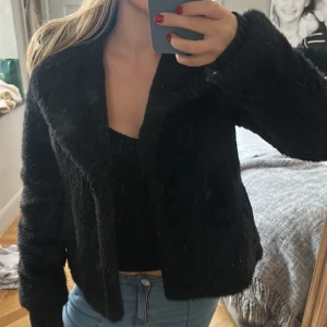 Fluffig jacka  - Säljer nj min fluffiga jacka, perfekt nu till kallare tider!  Köpt på H&M för länge sen och är i stolek S.  Vid snabbt köp så kan priset diskuteras 💝