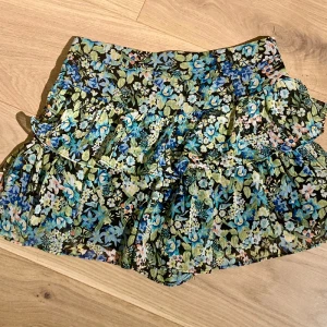 somrig kjol/shorts - knappt använd och är nu förliten